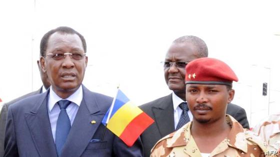 Chad's President Idriss Deby Itno (C) shakes hands with general of the Chadian contingent in Mali Oumar Bikimo (L) and second-in-command major and his son Mahamat Idriss Deby Itno (R) during a welcome ceremony, on May 13, 2013, in N'Djamena. Some 700 Chadian soldiers returned home to a heroes' welcome after a bloody campaign fighting Islamic insurgents in northern Mali. AFP PHOTO / STR (Photo by STR / AFP)