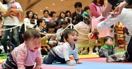 مخاوف في اليابان بعد استمرار انخفاض “معدل الخصوبة” للعام السابع على التوالي