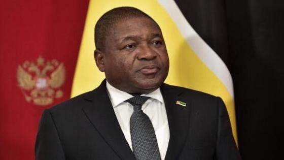 رئيس الموزمبيق يترحم بمقام الشهيد على ارواح الشهداء