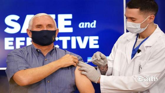 في حدث بث على المباشر نائب الرئيس الأمريكي يأخذ اللقاح ضد فيروس كورونا.