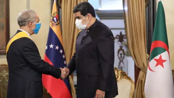 الرئيس الفنزويلي يكرم سفير الجزائر بوسام فرانسيسكو دي ميراندا عقب نهاية مهامه.