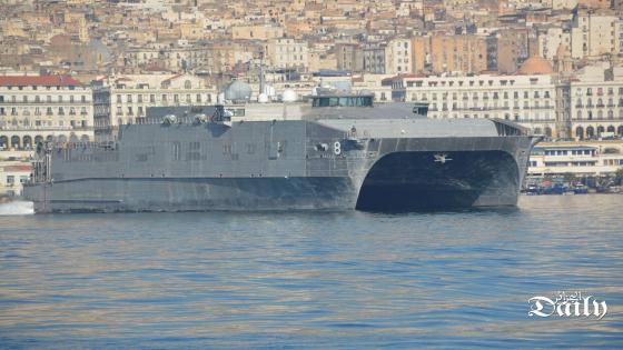 مغادرة سفينة النقل السريع للأفراد التابعة للبحرية الأمريكية ميناء الجزائر