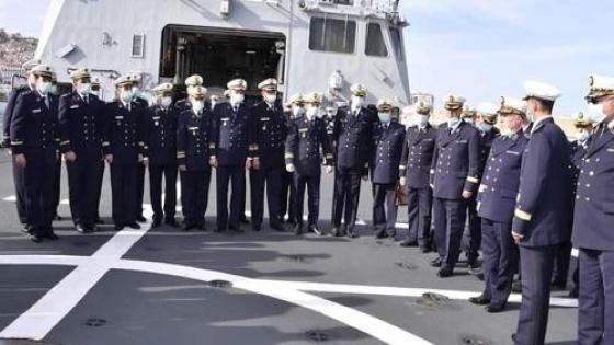 قائد القوات البحرية يُشرف على مراسم تفتيش الغراب متعدد المهام