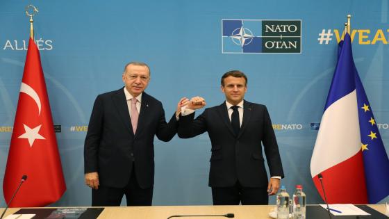 بعد تدهور كبير للعلاقات بين الدولتين … الناتو يجمع ماكرون بأردوغان