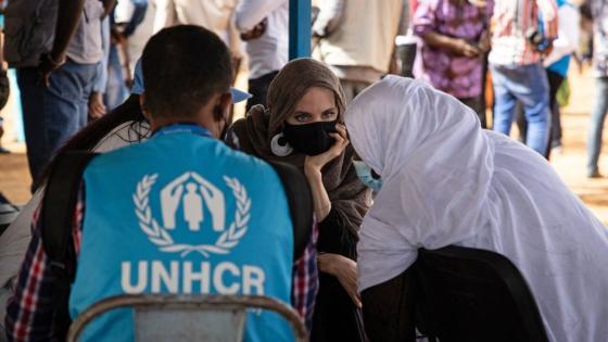 ‏في يومهم العالمي … أنجيلينا جولي تقدم الدعم للاجئين في بوركينا فاسو