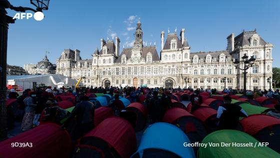‏احتجاجاً على أوضاعهم .. مهاجرون ينصبون 250 خيمة أمام بلدية ‎باريس