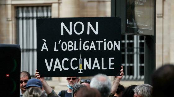 فرنسا تبدأ العمل بالتصريح الصحي رغم إعتراض الشارع عليه