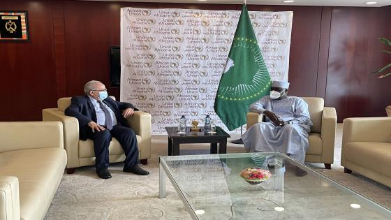 وزير الخارجية رمطان لعمامرة يلتقي رئيس مفوضية الاتحاد الإفريقي.