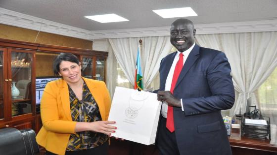 سفيرة الجزائر بكينيا تسلم أوراق إعتمادها لوزير خارجية جنوب السودان.