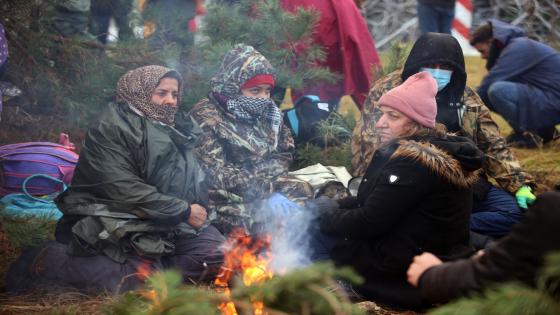 مئات المهاجرين على حدود بولندا مع بيلاروسيا في درجة حرارة دون الصفر