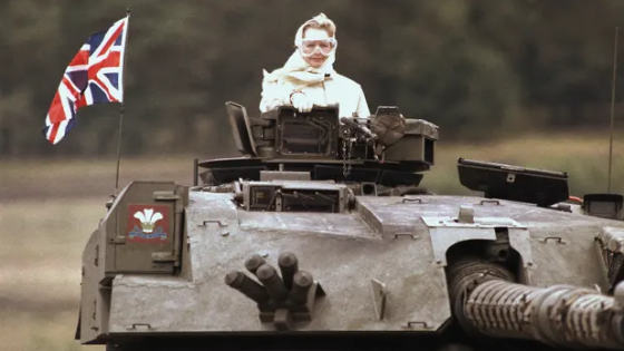 وزيرة خارجية بريطانيا تتجول بالدبابة عند حدود روسيا