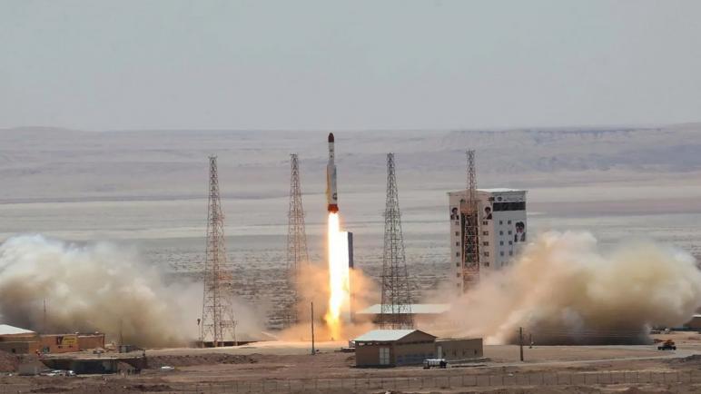 إيران تطلق ثلاث أقمار صناعية بحثية