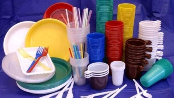 لخطورتها .. حظر بيع أدوات الطعام البلاستيكية بكامل أوروبا