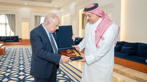 الفريق سعيد شنقريحة يلتقي نائب رئيس مجلس الوزراء وزير الدولة لشؤون الدفاع القطري