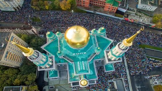 ‏بوتين يهنئ المسلمين بعيد الفطر والآلاف يؤدون الصلاة فى جامع موسكو الكبير