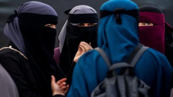 ‏حركة ‎طالبان تصدر مرسوما يفرض على نساء ‎أفغانستان ارتداء النقاب في الأماكن العامة