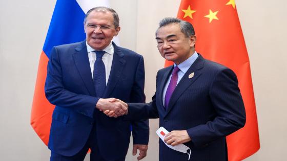 لقاء بين وزيري الخارجية الصيني والروسي لبحث التعاون الاستراتيجي عشية اجتماع مجموعة العشرين