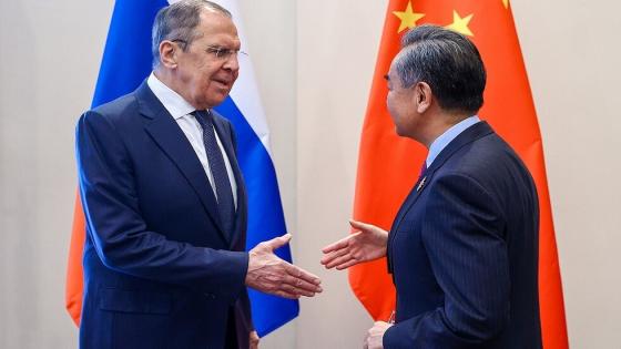 لافروف يلتقي وزير الخارجية الصيني في أوزبكستان