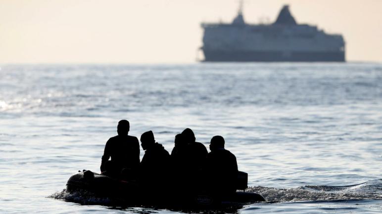 960 مهاجراً عبروا «بحر المانش» في يوم واحد إلى بريطانيا