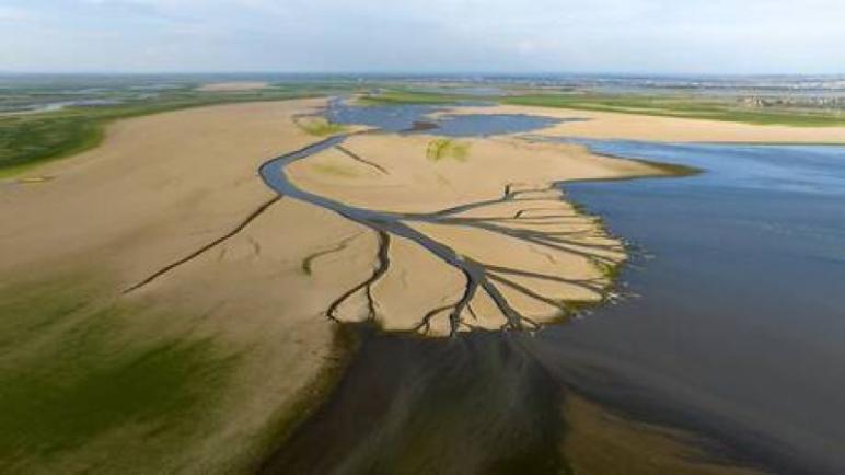 انخفاض منسوب مياه أكبر بحيرة بالصين