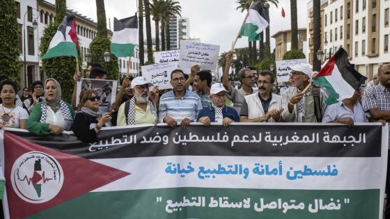 عشرات المغاربة يتظاهرون أمام البرلمان رفضا للتطبيع عقب حادثة السفارة
