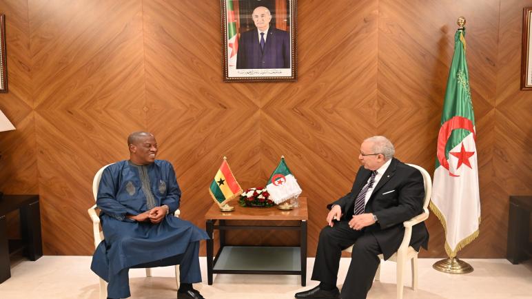 لعمامرة يستقبل سفير غانا الذي أدى له زيارة وداع بمناسبة انتهاء مهامه