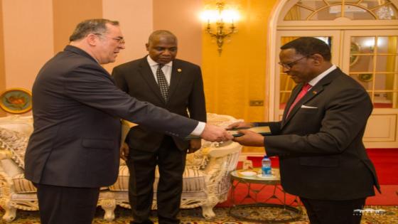 سفير الجزائر بمالاوي يقدم أوراق إعتماده للرئيس لازاروس تشاكويرا.