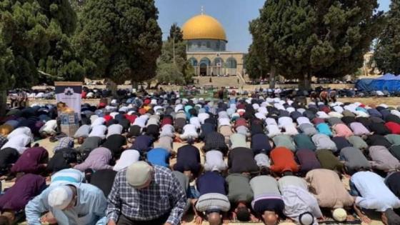 آلاف الفلسطينيين يؤدون صلاة الجمعة بالمسجد الأقصى