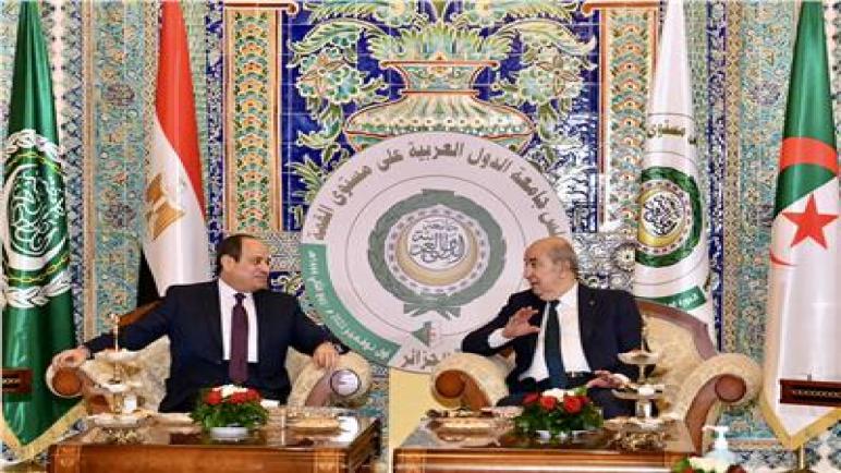 الرئيس تبون يلتقي نظيره المصري على هامش أعمال القمة العربية