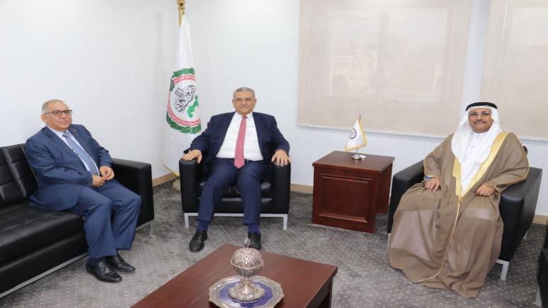سفير الجزائر بمصر يلتقي رئيس البرلمان العربي.