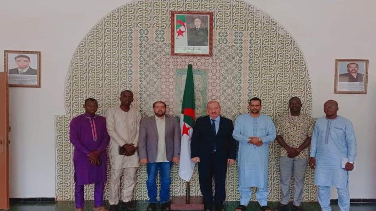 سفير الجزائر في باماكو يلتقي وفدا من الصحافة الناطقة بالعربية