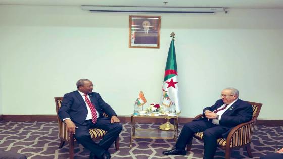 لعمامرة يجتمع مع وزير خارجية جمهورية النيجر.