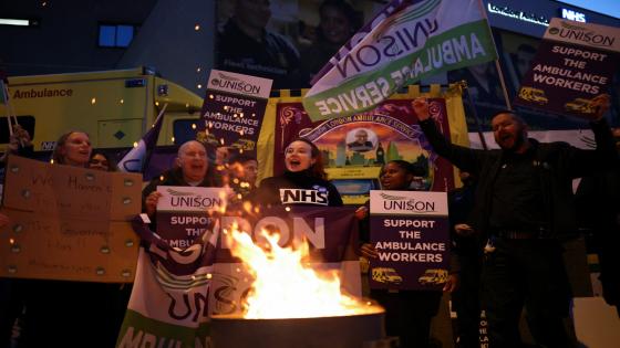 عمال خدمة الإسعاف في بريطانيا يلتحقون بإضراب أطقم التمريض لرفع الأجور