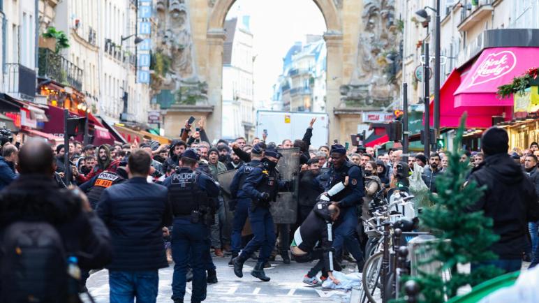 فرنسا تُعلن رفع قرار احتجاز المشتبه به في اعتداء باريس لأسباب صحية