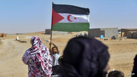 A child raises the flag of the Sahrawi Arab Democratic Republic (SARD) during celebrations marking the 47th anniversary of the declaration of national unity of the Sahrawi people, in the Aousserd refugee camp on the outskirts of the southwestern Algerian city of Tindouf, on October 12, 2022. (Photo by Ryad KRAMDI / AFP)