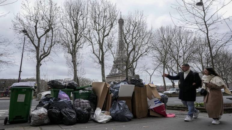 فرنسا : ‏”عاصمة الأنوار” تغرق في أطنان من القمامة