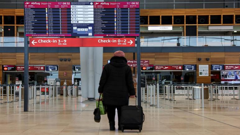ألمانيا: إلغاء مئات الرحلات الجوية إثر إضراب موظفي المطارات