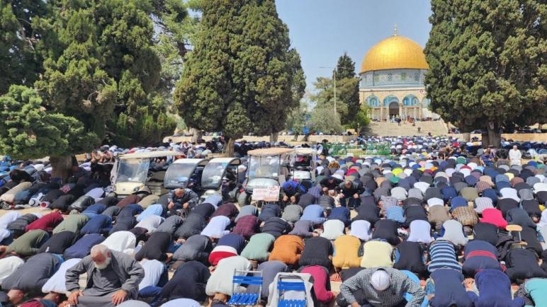 رغم تضييقات الاحتلال …130 فلسطيني يؤدي صلاة الجمعة بالمسجد الأقصى