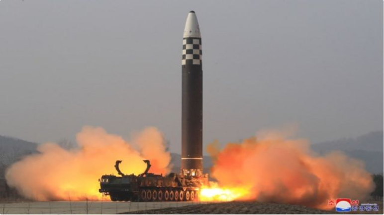 كوريا الشمالية تعلن اختبار صاروخ عابر للقارات يعمل بالوقود الصلب