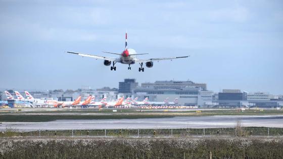 تأخير عشرات الرحلات الجوية في مطار لندن بعد رصد مسيرة مشبوهة