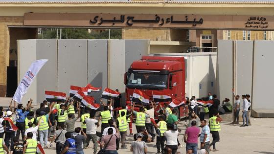 17 شاحنة مساعدات تعبر من رفح لغزة