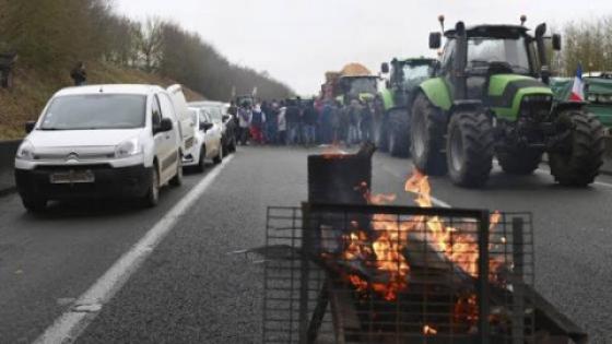 فرنسا : احتجاجات المزارعين تغلق الطرق السريعة باتجاه باريس