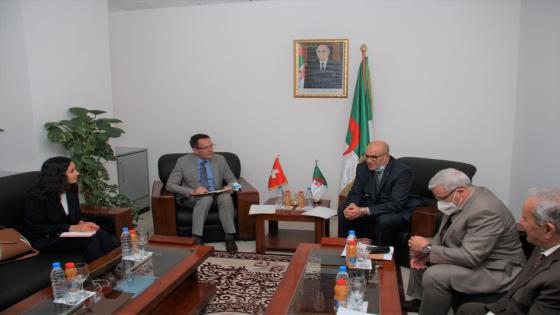 وزير الانتقال الطاقوي والطاقات المتجددة يستقبل سفير سويسرا بالجزائر