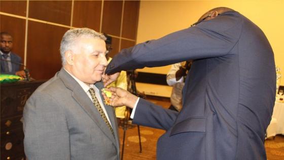 السفير الجزائري بمالي يقلد بوسام الدبلوماسي