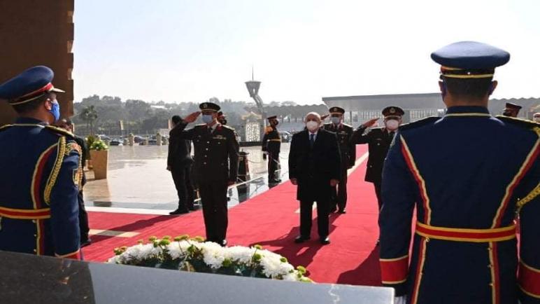 الرئيس تبون يضع اكليلين من الزهور على قبر الجندي المجهول و الرئيس المصري الراحل انور السادات