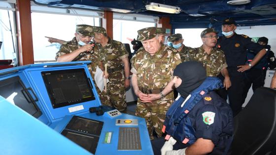 الفريق السعيد شنقريحة يشرف على تنفيذ تمرين تكتيكي للقوات البحرية مع الرمي بصاروخ مضاد للسطح تحت عنوان “إعصار 2022”