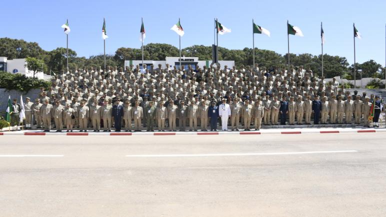 قائد القوات البرية يشرف على حفل تخرج الدفعات بمدرسة القيادة والأركان بالناحية العسكرية الأولى
