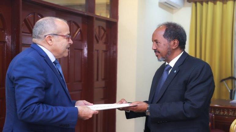 الرئيس الصومالي يؤكد مشاركته في القمة العربية بعد دعوته من طرف رئيس الجمهورية