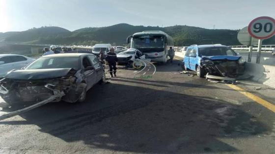 إصابة 17 شخص في اصطدام بين حافلة لنقل المسافربن وشاحنتين وسيارة بالمديــة