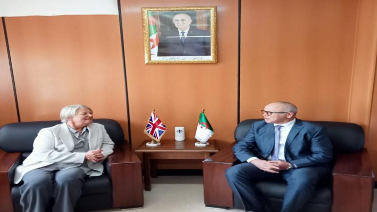 بحث تطوير التعاون بين الجزائر و بريطانيا في مجـال الطاقات المتجـددة